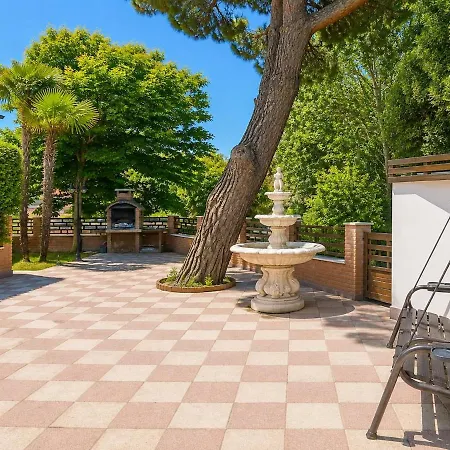 Luxury, Lido Di * Venezia