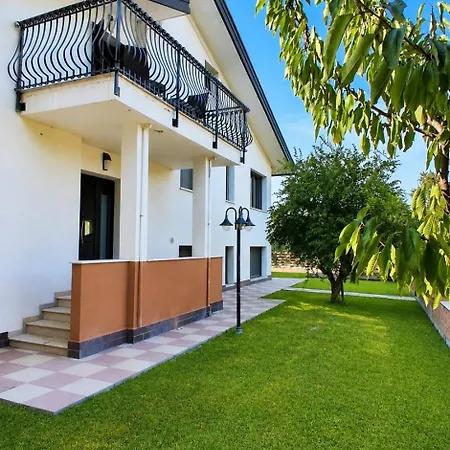 Luxury, Lido Di