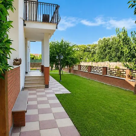 Luxury, Lido Di