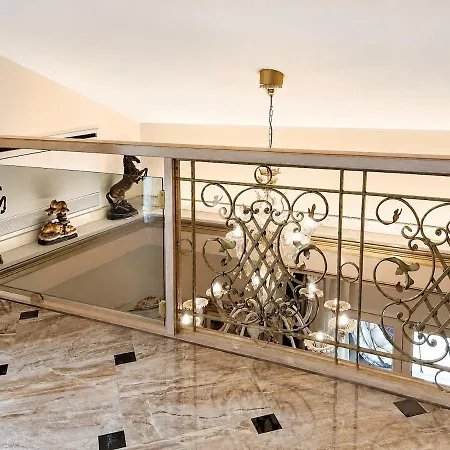 Luxury, Lido Di Vila *