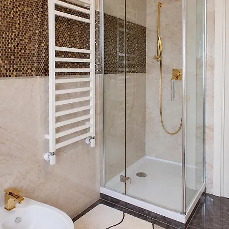 Luxury, Lido Di *