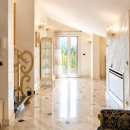 Luxury, Lido Di Vila Benátky
