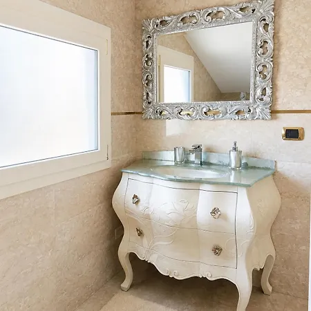 Luxury, Lido Di Benátky